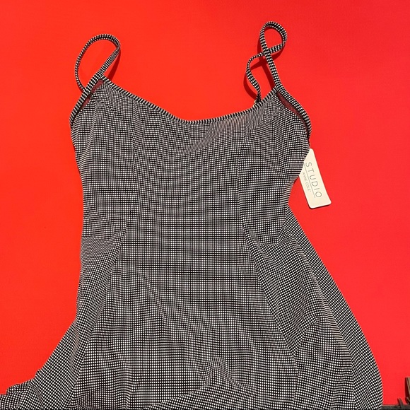 Anne Cole Sexy Slimming B&W Skirted One-piece Suit - Picture 2 of 7